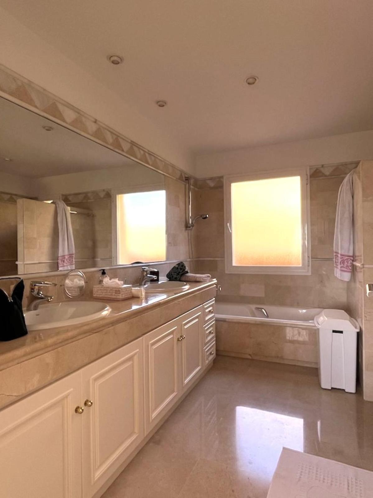 Penthouse Duplex 3 Chambres, Vue A Elviria Apartment Marbella